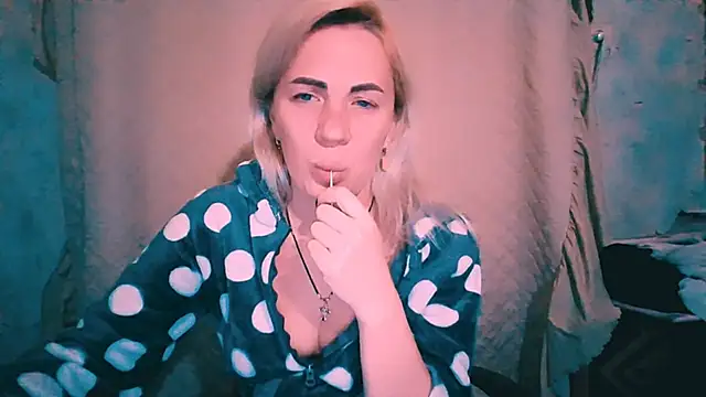 EmmaCat  online show from 10-30-25, 07:47