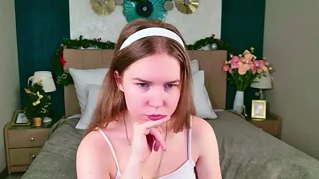 Snapshot of Alida_Brice chatting on 12-21-25, 05:47 Alida Brice online show from 12-21-25, 05:47