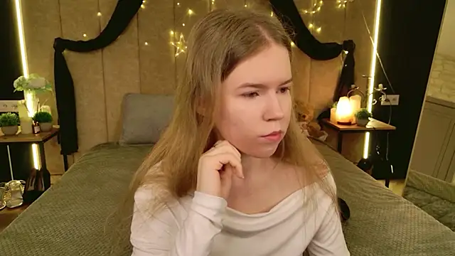 Snapshot of Alida_Brice chatting on 03-24-26, 05:23 Alida Brice online show from 03-24-26, 05:23