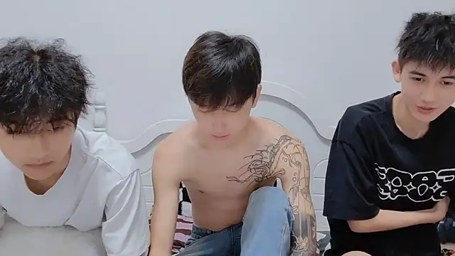 xiaoyi2563 online show from 10-10-25, 12:37