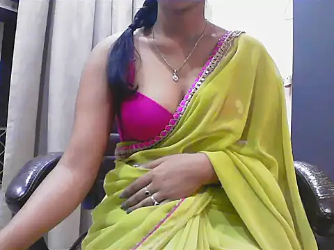 Snapshot of short_girl_ chatting on 10-08-25, 04:37 short girl  online show from 10-08-25, 04:37