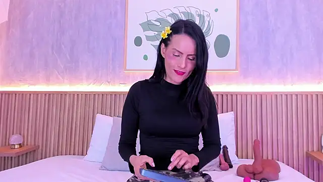 Coco-balenciaga online show from 10-22-25, 11:54