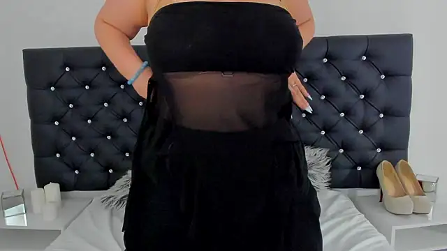 Snapshot of LunaWetPussy chatting on 05-14-26, 04:03 LunaWetPussy online show from 05-14-26, 04:03