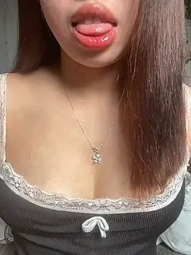 Snapshot of Rose-babyx chatting on 03-29-26, 02:00 Rose-babyx online show from 03-29-26, 02:00