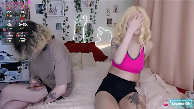 Snapshot of meow_on_da_cam chatting on 11-17-25, 08:36 meow on da cam online show from 11-17-25, 08:36