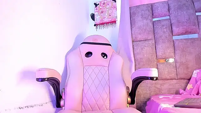 Snapshot of Mia_royal chatting on 10-25-25, 02:46 Mia royal online show from 10-25-25, 02:46