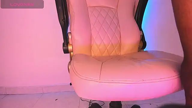 Snapshot of Mia_royal chatting on 12-01-25, 10:15 Mia royal online show from 12-01-25, 10:15