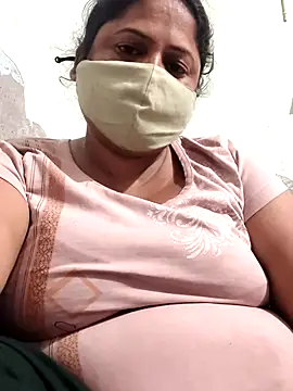 Snapshot of Mmm143 chatting on 05-19-26, 06:31 Mmm143 online show from 05-19-26, 06:31