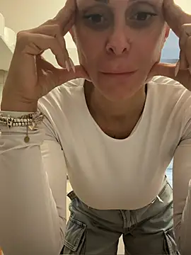 Snapshot of ainaht chatting on 01-17-26, 08:52 ainaht online show from 01-17-26, 08:52