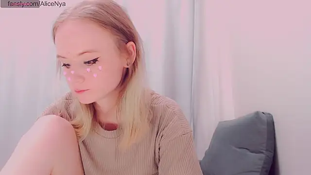 Snapshot of AliceNya_cute chatting on 12-15-25, 04:28 AliceNya cute online show from 12-15-25, 04:28