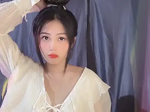 Snapshot of Lyly4757 chatting on 10-12-25, 02:49 Lyly4757 online show from 10-12-25, 02:49