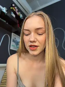 Snapshot of MilaMoone chatting on 06-12-26, 11:20 MilaMoone online show from 06-12-26, 11:20