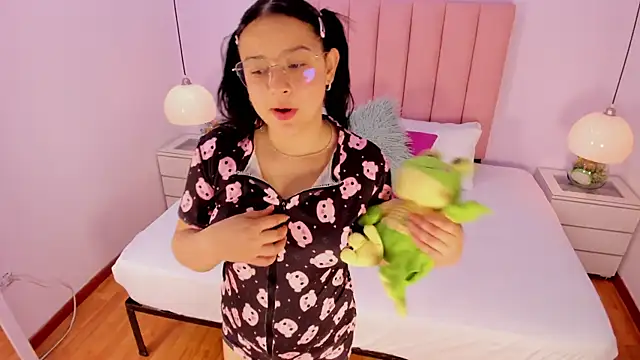 Snapshot of Amy_Ferreira chatting on 11-23-25, 12:43 Amy Ferreira online show from 11-23-25, 12:43