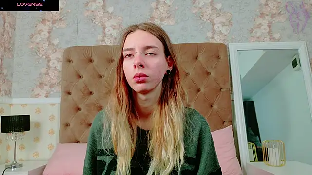 CoraVex online show from 10-30-25, 03:41