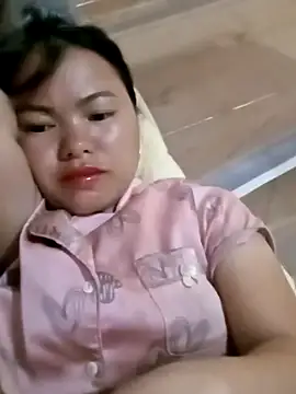 emly-xinh18 online show from 10-31-25, 02:01