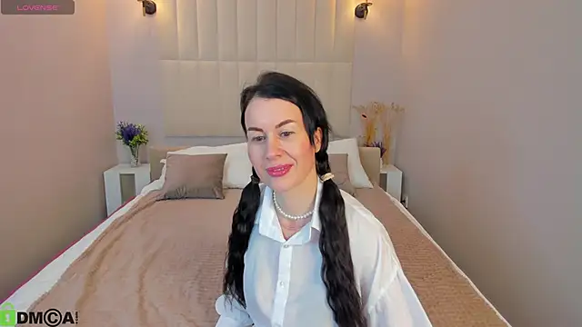 Stella Leon online show from 10-11-25, 01:05