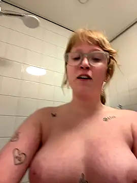 Snapshot of roxybliss3 chatting on 12-17-25, 12:27 roxybliss3 online show from 12-17-25, 12:27