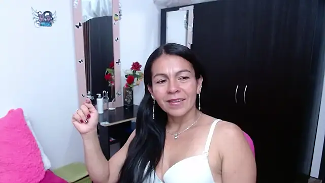 camilavargas  online show from 10-12-25, 11:04