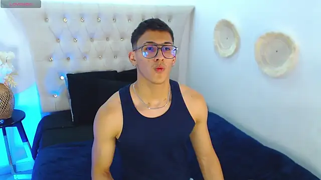 Snapshot of SalvadorFit chatting on 09-19-25, 08:31 SalvadorFit online show from 09-19-25, 08:31