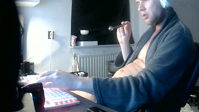 Snapshot of monty19cm chatting on 04-18-26, 03:21 monty19cm online show from 04-18-26, 03:21
