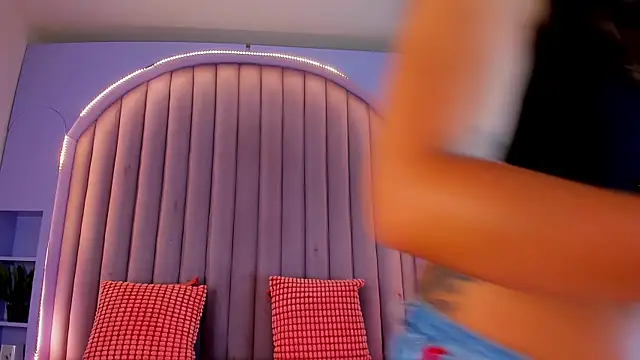 Snapshot of KeendraFox_ chatting on 09-25-25, 07:17 KeendraFox online show from 09-25-25, 07:17