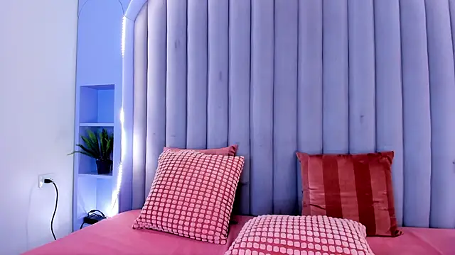 Snapshot of KeendraFox_ chatting on 10-02-25, 07:54 KeendraFox online show from 10-02-25, 07:54