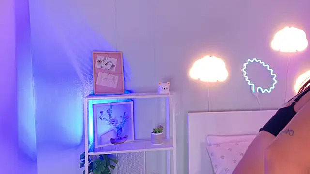 Snapshot of KeendraFox_ chatting on 10-27-25, 10:30 KeendraFox online show from 10-27-25, 10:30