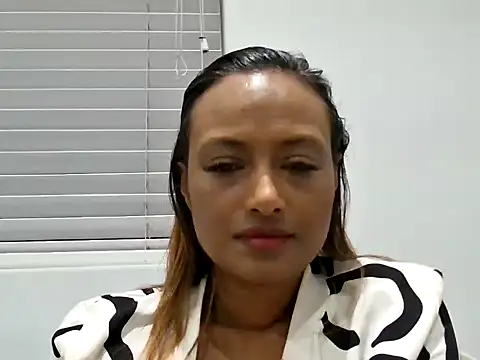 Snapshot of Queen-Of-The-South chatting on 10-18-25, 05:35 Queen-Of-The-South online show from 10-18-25, 05:35