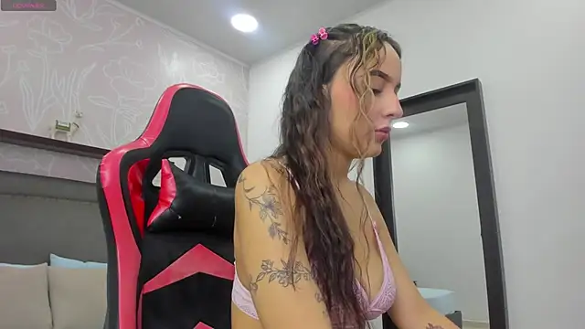 Snapshot of charlotte_rousee chatting on 09-27-25, 12:32 charlotte rousee online show from 09-27-25, 12:32