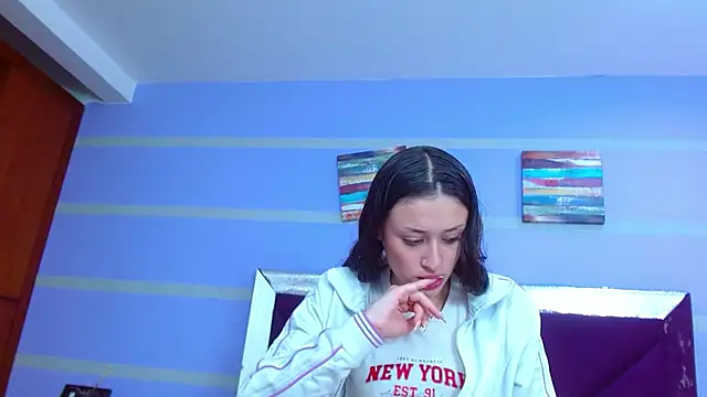 Snapshot of Emily_Swiftt chatting on 11-15-25, 03:37 Emily Swiftt online show from 11-15-25, 03:37