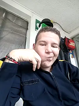 Snapshot of thefollador69 chatting on 10-27-25, 04:11 thefollador69 online show from 10-27-25, 04:11