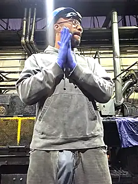 Snapshot of Justahungdad chatting on 11-17-25, 12:22 Justahungdad online show from 11-17-25, 12:22