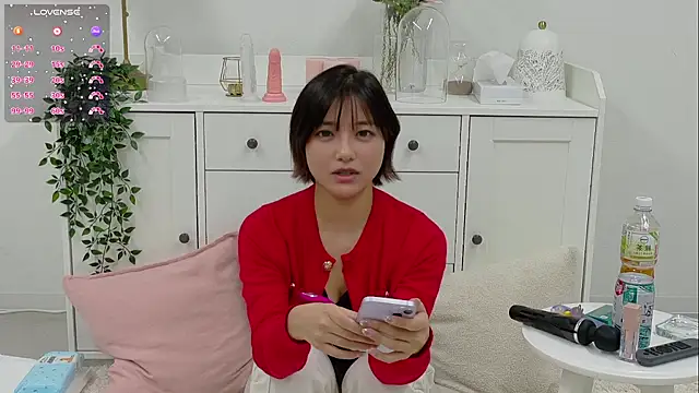 Snapshot of OnigiriJapan chatting on 12-18-25, 06:41 OnigiriJapan online show from 12-18-25, 06:41