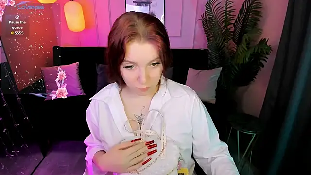 Layla Glam online show from 04-12-26, 02:11