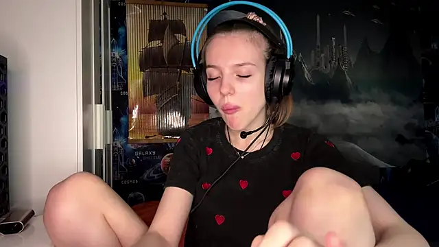 Snapshot of Elira_Breeze chatting on 11-04-25, 12:15 Elira Breeze online show from 11-04-25, 12:15