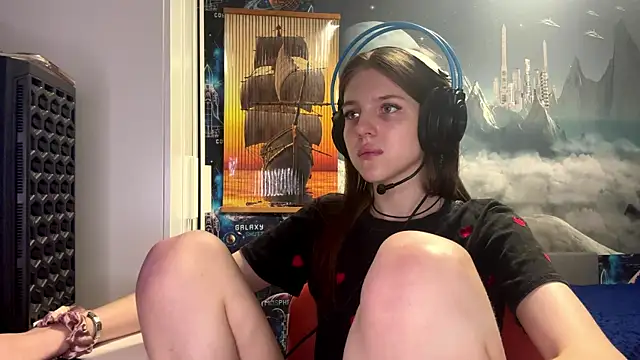 Snapshot of Elira_Breeze chatting on 11-21-25, 01:21 Elira Breeze online show from 11-21-25, 01:21