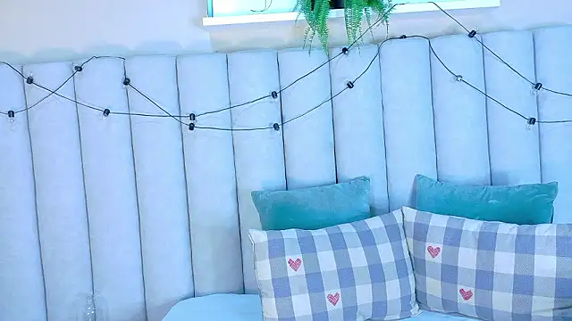 MyApril   online show from 03-10-26, 12:10