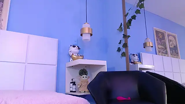 PenelopeBond online show from 10-28-25, 01:03