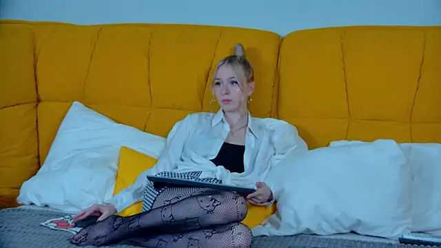 Snapshot of MiaGraces chatting on 10-21-25, 08:20 MiaGraces online show from 10-21-25, 08:20