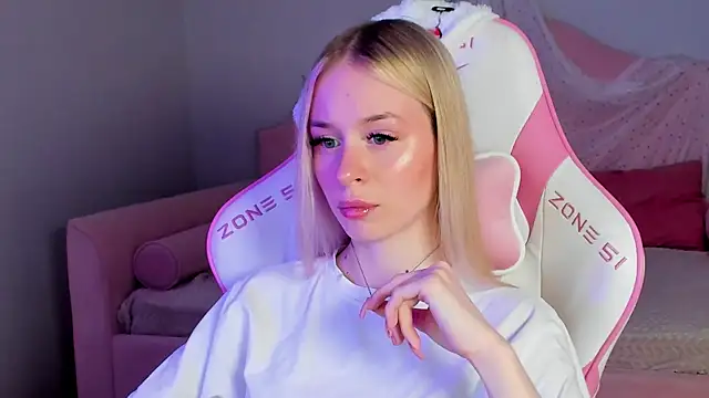 Snapshot of MiaGraces chatting on 11-17-25, 05:19 MiaGraces online show from 11-17-25, 05:19