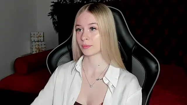 Snapshot of MiaGraces chatting on 12-15-25, 05:17 MiaGraces online show from 12-15-25, 05:17