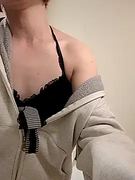 Snapshot of takusaki223 chatting on 11-15-25, 02:46 takusaki223 online show from 11-15-25, 02:46