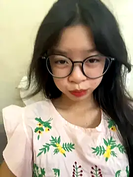 Snapshot of mau15_ chatting on 10-13-25, 08:47 mau15 online show from 10-13-25, 08:47