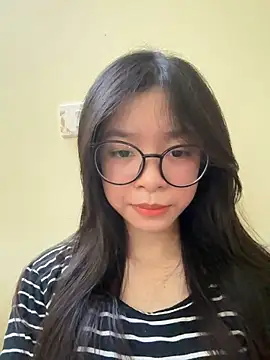 Snapshot of mau15_ chatting on 10-17-25, 10:18 mau15 online show from 10-17-25, 10:18