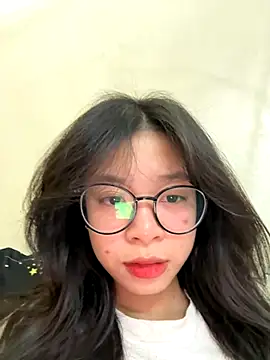 Snapshot of mau15_ chatting on 10-19-25, 09:43 mau15 online show from 10-19-25, 09:43