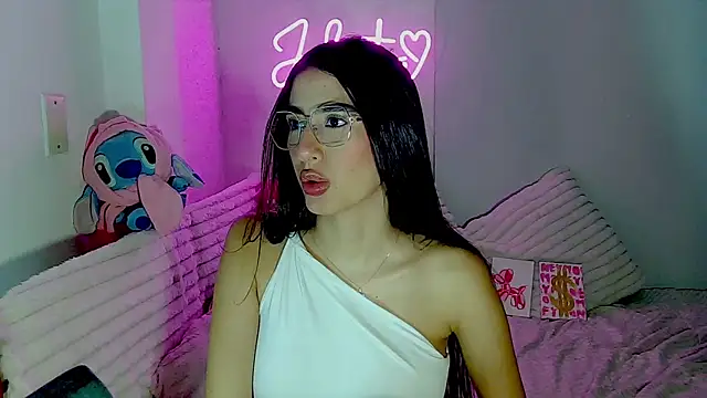 Snapshot of Julieta_Duque chatting on 09-27-25, 03:55 Julieta Duque online show from 09-27-25, 03:55