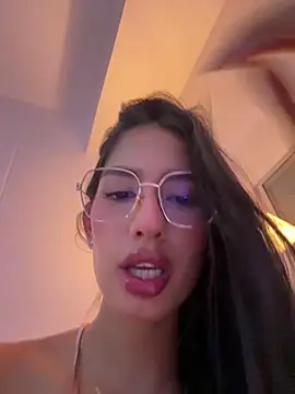 Snapshot of Julieta_Duque chatting on 12-16-25, 05:45 Julieta Duque online show from 12-16-25, 05:45