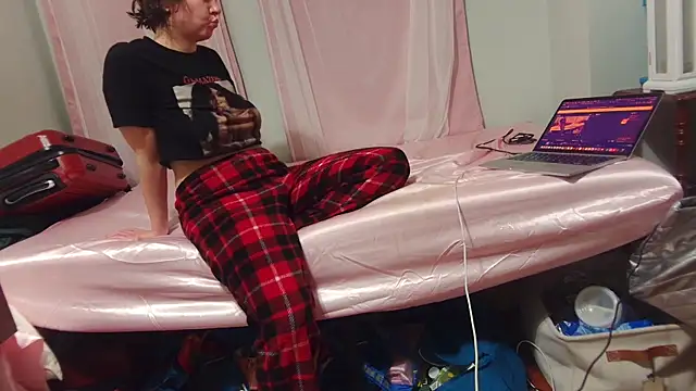 Snapshot of dancerbb chatting on 12-23-25, 04:43 dancerbb online show from 12-23-25, 04:43