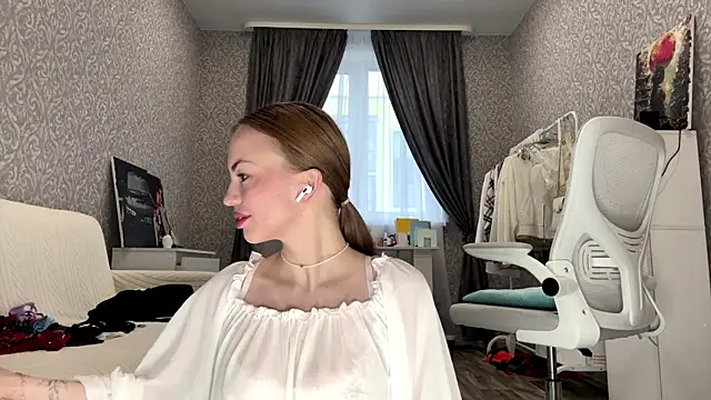 SofiaSmiles online show from 10-19-25, 05:08