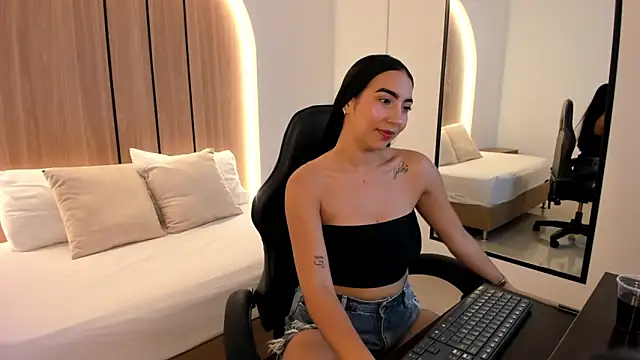 olivia willoow online show from 12-14-25, 03:23